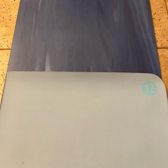 Lululemon Swirl Blue Reversible 5 mm Yoga Mat - Picture 3 of 7